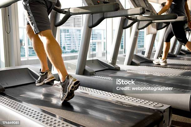 Correr En La Máquina Trotadora Foto de stock y más banco de imágenes de Actividad - Actividad, Actividad física, Actividad móvil general