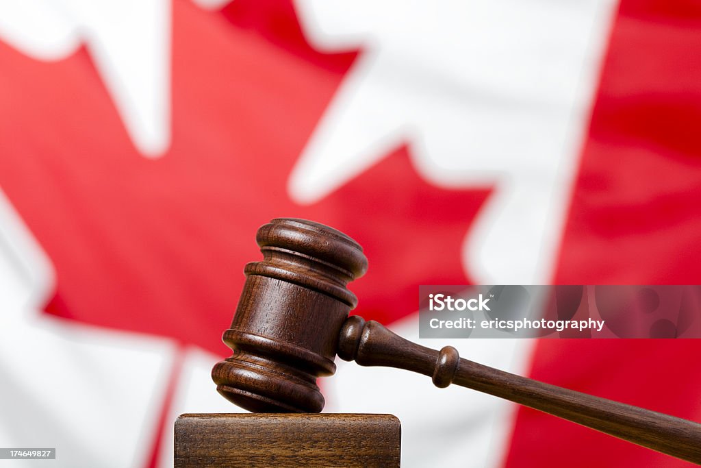 Молоток судьи и Флаг Канады - Стоковые фото Канадский флаг роялти-фри