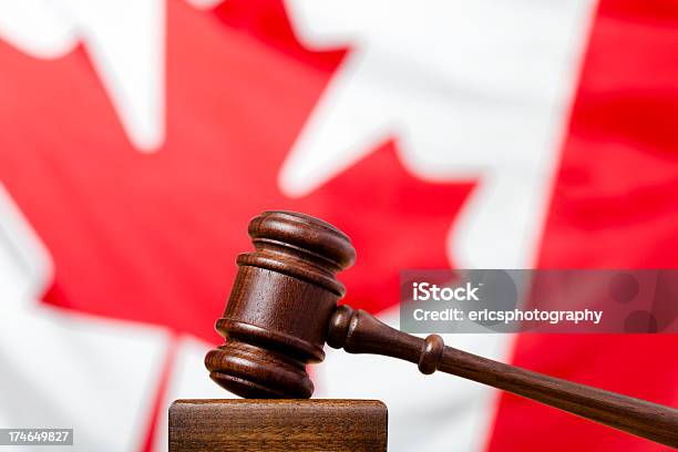 Молоток Судьи И Флаг Канады — стоковые фотографии и другие картинки Канадский флаг - Канадский флаг, Молоток судьи, Без людей