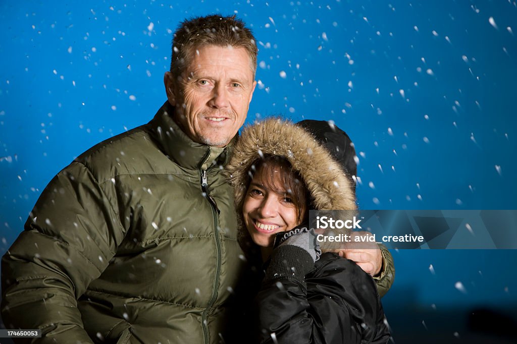 Retrato de inverno de casal de amantes de adulto - Foto de stock de Brincalhão royalty-free