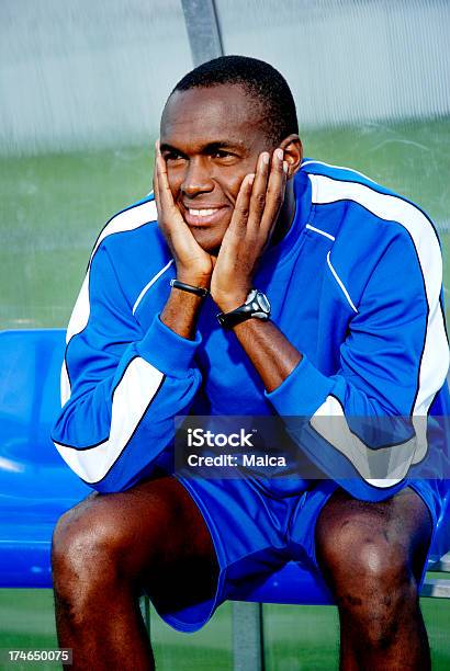 Футболист Игрок — стоковые фотографии и другие картинки 20-24 года - 20-24 года, Африканская этническая группа, Вертикальный
