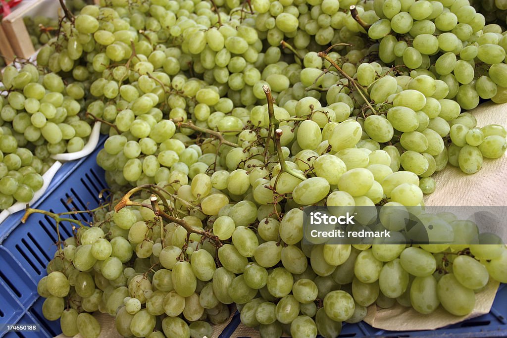 Blanco uvas en el puesto de mercado - Foto de stock de Uva libre de derechos