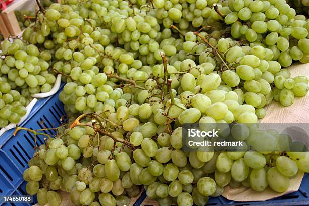 Blanco Uvas En El Puesto De Mercado Foto de stock y más banco de imágenes de Uva - Uva, Uva sin semillas Thompson, Alimento