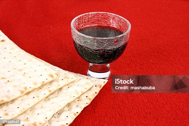 Matzoh Y Vino Foto de stock y más banco de imágenes de Alimento - Alimento, Bebida, Bebida alcohólica