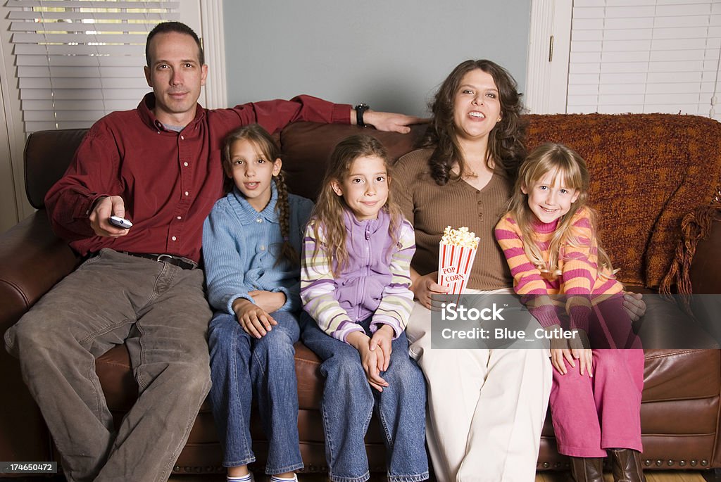 Famille en regardant la télévision sur le canapé - Photo de D'ascendance européenne libre de droits