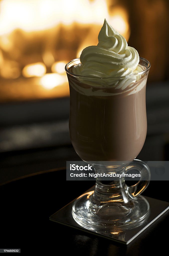 Chocolat chaud avec crème fouettée par une cheminée - Photo de Moka libre de droits
