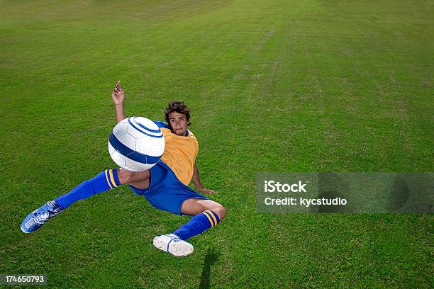 Extremo Jogador De Futebol Bola - Fotografias de stock e mais imagens de Futebol - Futebol, Jogar Vólei, Adulto