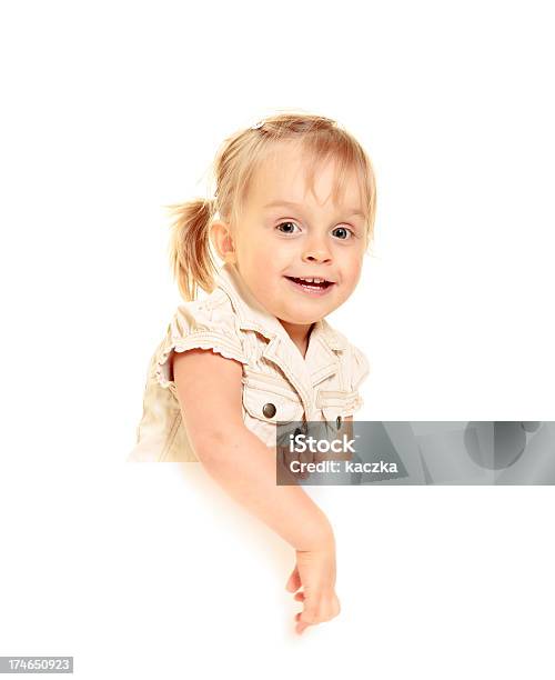 Маленькая Девочка Выглядывающей Изпод Информационных Материалов — стоковые фотографии и другие картинки Девочки