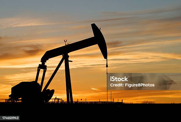 Foto de Jack De Bomba e mais fotos de stock de Campo Petrolífero - Campo Petrolífero, Combustível fóssil, Contraluz