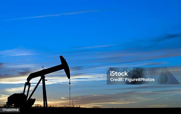 Pump Jack Stockfoto und mehr Bilder von Abenddämmerung - Abenddämmerung, Einzelner Gegenstand, Energieindustrie