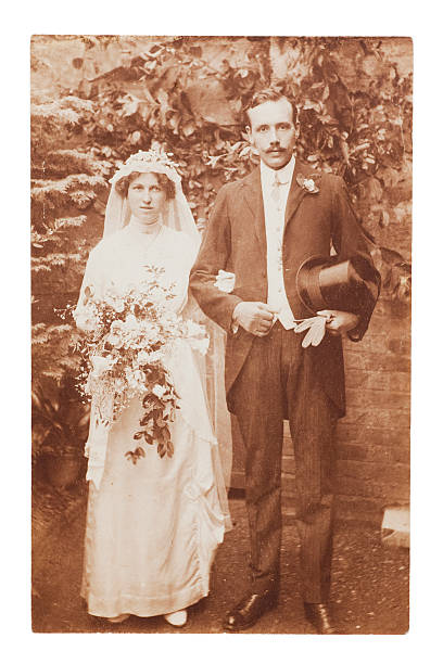 빅토이라 웨딩 - victorian style women history couple 뉴스 사진 이미지