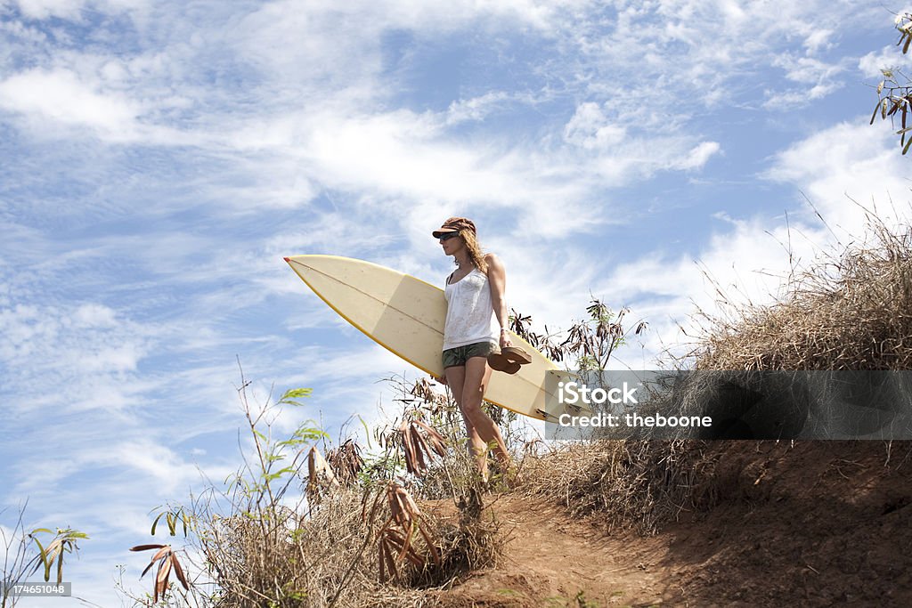 Ragazza surfista sulla spiaggia - Foto stock royalty-free di Abbronzatura