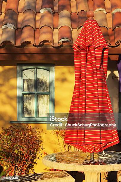 Patio Decorado Sombrilla Atardecer De La Cabaña Foto de stock y más banco de imágenes de Aire libre - Aire libre, Alero - Tejado, Alféizar