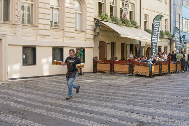 プラハで最速のウェイターの競争 - bestellung ストックフォトと画像