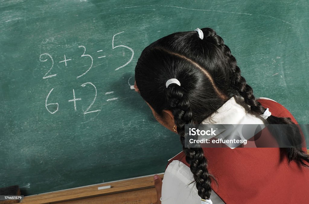 Enfant dessin au tableau - Photo de Arrière de la tête libre de droits