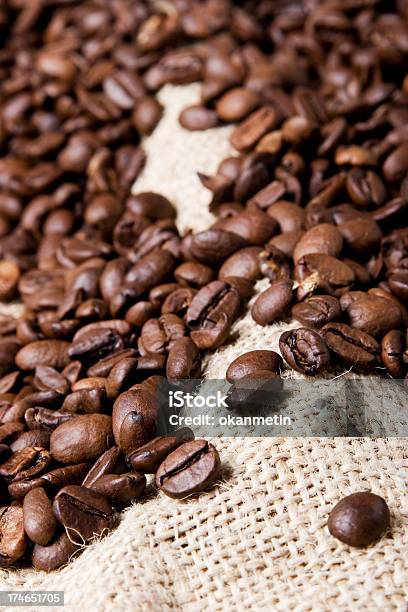 Ziarna Kawy - zdjęcia stockowe i więcej obrazów Barwne tło - Barwne tło, Bez ludzi, Brązowy
