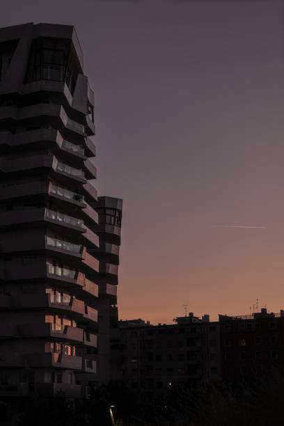 pôr do sol em milão, reflexões e edifícios. - night in the city - fotografias e filmes do acervo