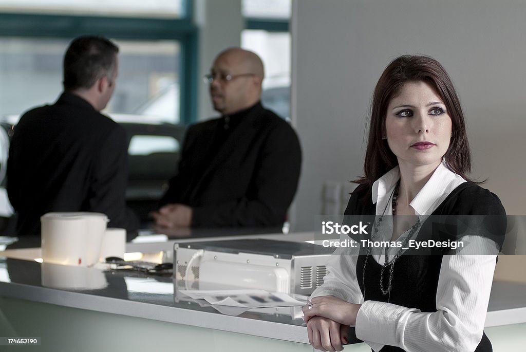 Donna d'affari in piedi in un ufficio scrivania - Foto stock royalty-free di 25-29 anni