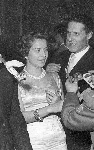 젊은 커플입니다 1950, 흑백 - party old fashioned glamour high society 뉴��스 사진 이미지