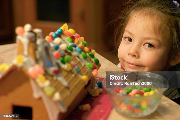 Bambini Di Gingerbread - Fotografie stock e altre immagini di Casetta di pan di zenzero - Casetta di pan di zenzero, 2-3 anni, 4-5 anni