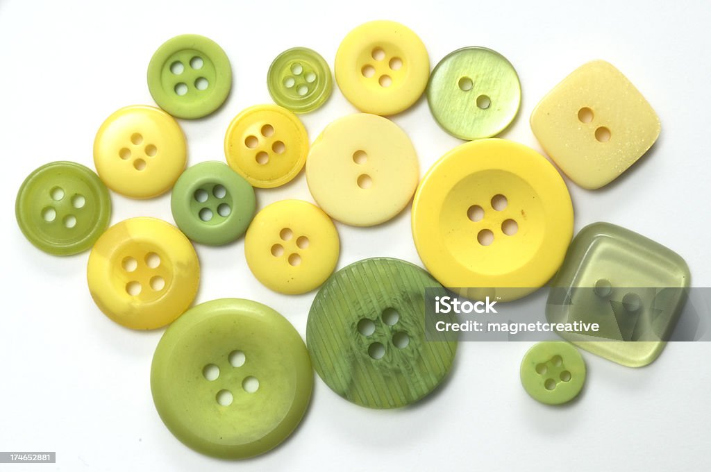 Желтый и зеленый кнопки на белый - Стоковые фото Блестящий роялти-фри