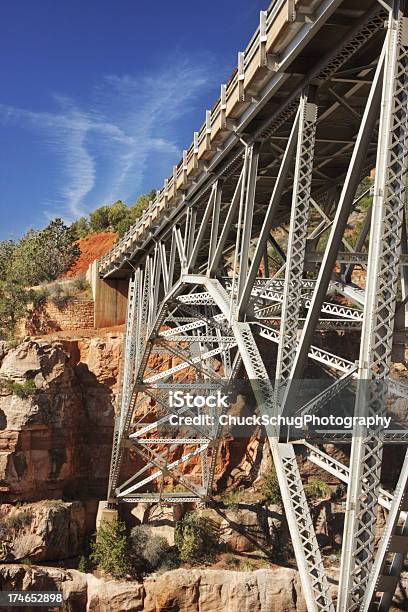 Photo libre de droit de Pont Poutrelle Acier Arch Canyon Road banque d'images et plus d'images libres de droit de Acier - Acier, Aller de l'avant, Arc - Élément architectural