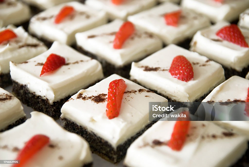 Pavot Gâteau à la crème pour sweet buffet traiteur - Photo de Gâteau aux graines de pavot libre de droits