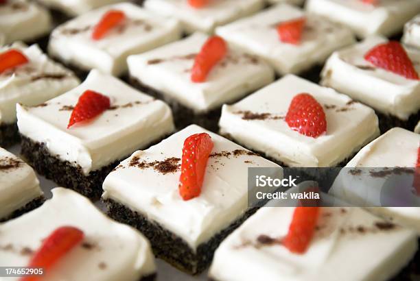 Photo libre de droit de Pavot Gâteau À La Crème Pour Sweet Buffet Traiteur banque d'images et plus d'images libres de droit de Gâteau aux graines de pavot - Gâteau aux graines de pavot, Fraise, Aliment