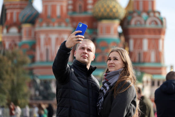 pareja se hace selfie en la plaza roja de moscú - moscow russia russia red square st basils cathedral fotografías e imágenes de stock