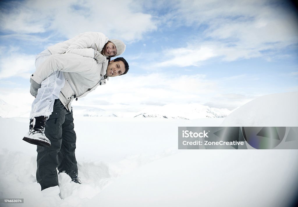 美しい若い幸せなカップル男性女性屋外で雪の冬の - 2人のロイヤリティフリーストックフォト
