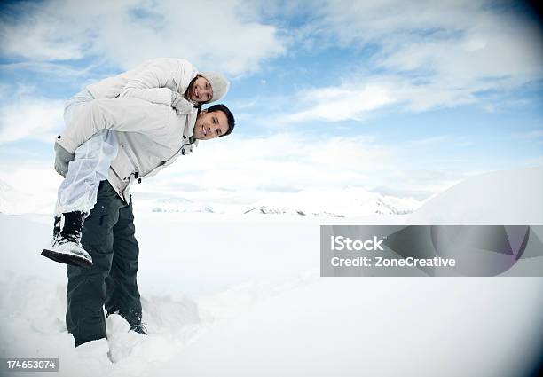 美しい若い幸せなカップル男性女性屋外で雪の冬の - 2人のストックフォトや画像を多数ご用意 - 2人, カップル, ショートヘア