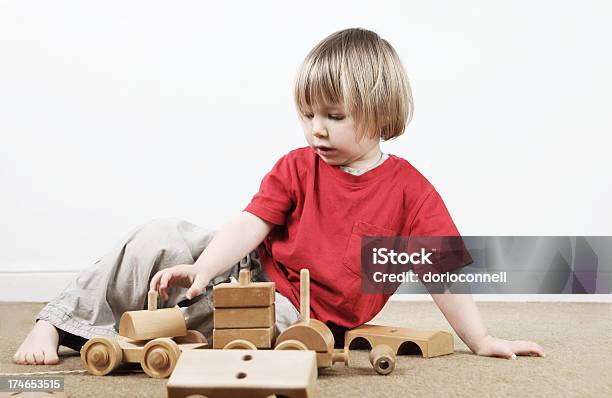 Spielen Auf Der Etage Stockfoto und mehr Bilder von Blick nach unten - Blick nach unten, Boden, Ein Junge allein