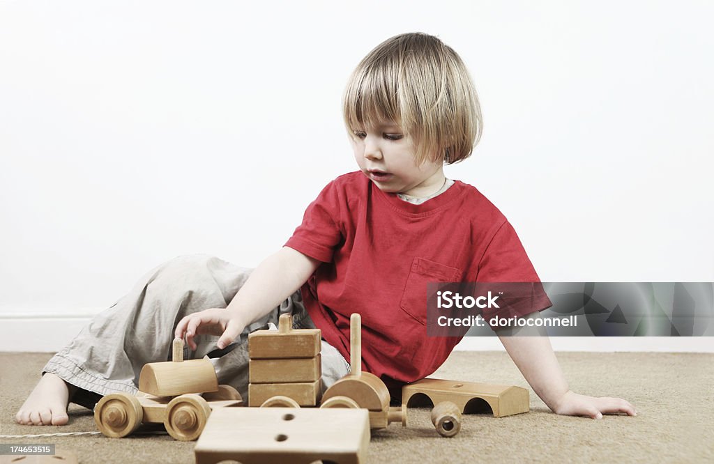 Jugando en el piso - Foto de stock de Alcanzar libre de derechos