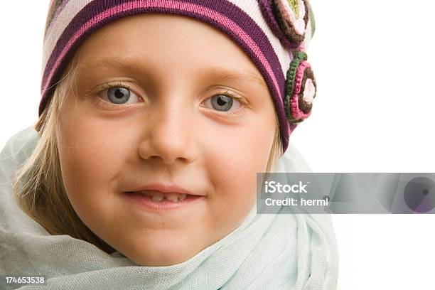 Cinque Anni Vecchio Ragazza In Inverno Cappello - Fotografie stock e altre immagini di 4-5 anni - 4-5 anni, Abiti pesanti, Bambine femmine