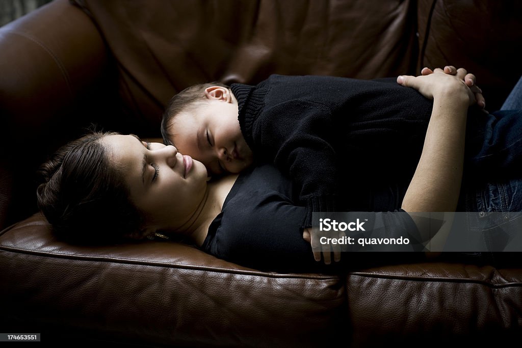 Encantadores hispano niño bebé durmiendo en la madre en su casa, Copyspace - Foto de stock de Bebé libre de derechos