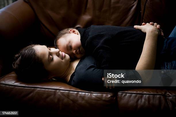 Encantadores Hispano Niño Bebé Durmiendo En La Madre En Su Casa Copyspace Foto de stock y más banco de imágenes de Bebé