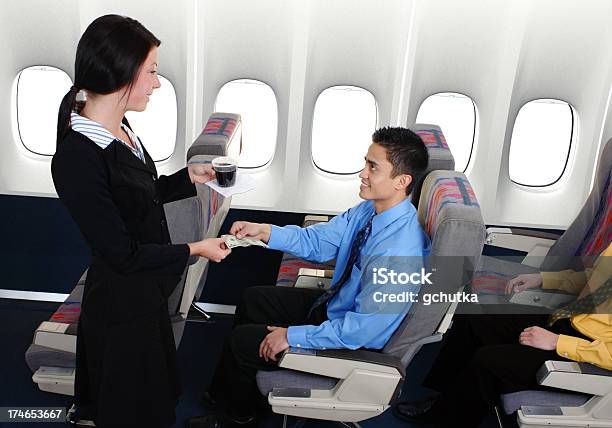 Pagare Per Una Bevanda In Volo - Fotografie stock e altre immagini di Aeroplano - Aeroplano, Personale di volo, Pagare