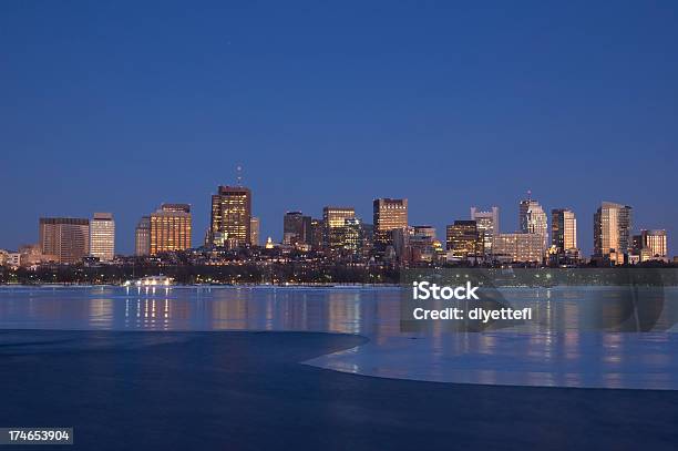 Foto de Vista Panorâmica De Boston À Noite e mais fotos de stock de Boston - Massachusetts - Boston - Massachusetts, Noite, Silhueta urbana