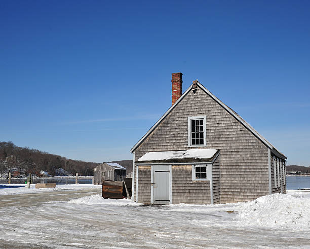 New England casa na neve - foto de acervo