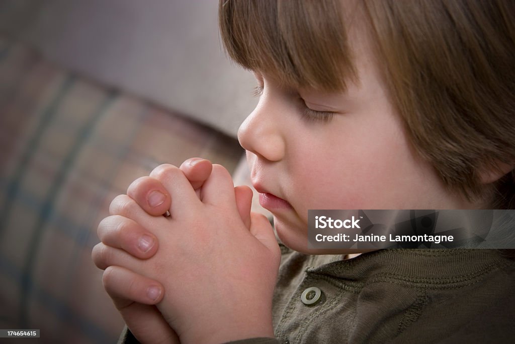 Piccolo ragazzo Pregare - Foto stock royalty-free di Bambino di età prescolare