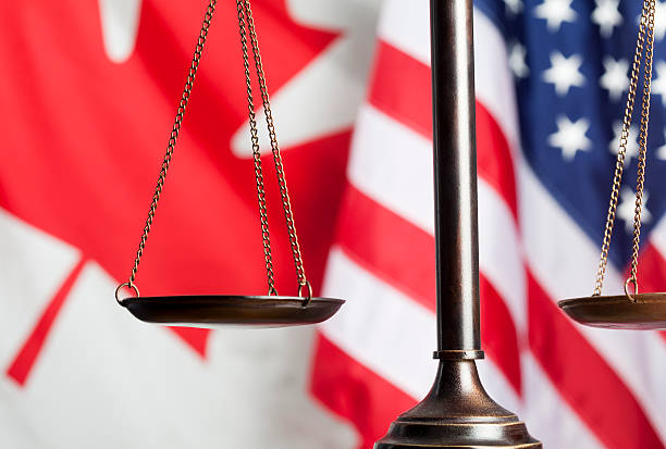 スケールアゲインスト米国およびカナダ旗 - canadian flag flag trial justice ストックフォトと画像