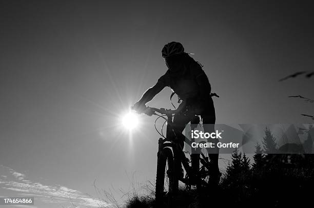 Biker Silhouette Stockfoto und mehr Bilder von Abenddämmerung - Abenddämmerung, Abenteuer, Aktivitäten und Sport