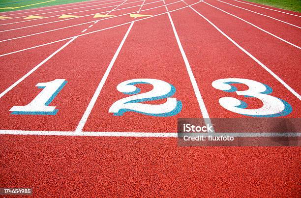 Hipódromo De Track Foto de stock y más banco de imágenes de Atletismo - Atletismo, Pista de atletismo, Blanco - Color