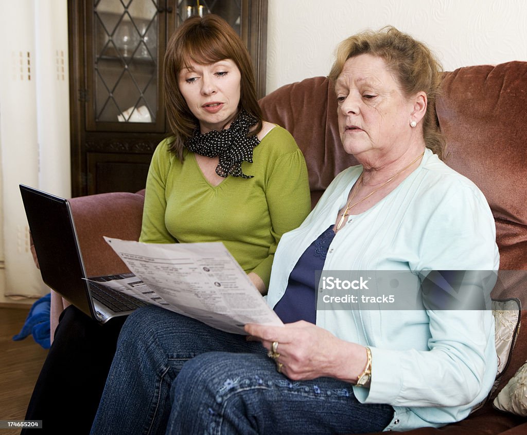 Старший женщина, получение помощи с оплатой счета онлайн - Стоковые фото Домашние финансы роялти-фри