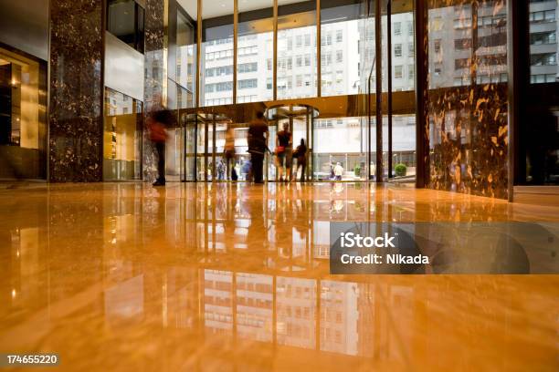 Edificio De Negocios Foto de stock y más banco de imágenes de Mármol - Roca - Mármol - Roca, Sala de espera - Característica de edificio, Arquitectura