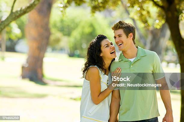 Junges Paar Spaß Im Park Stockfoto und mehr Bilder von Attraktive Frau - Attraktive Frau, Baum, Entspannung