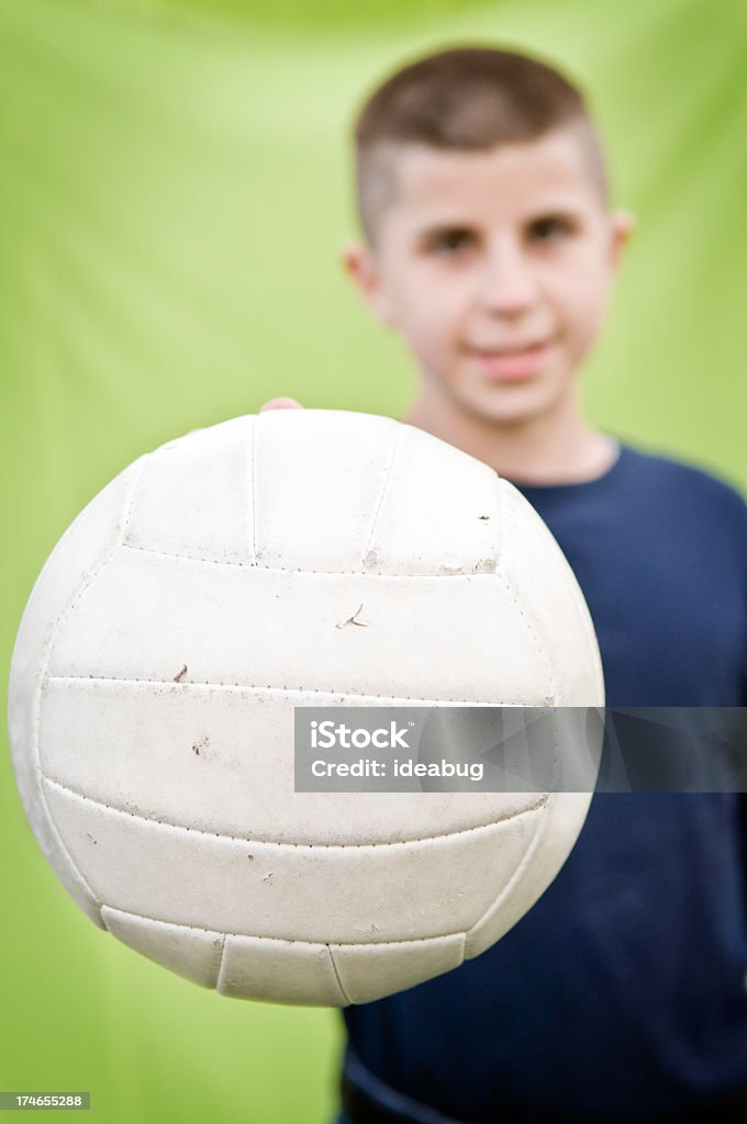 Glücklich Teenage Boy hält einen Fußball - Lizenzfrei 14-15 Jahre Stock-Foto