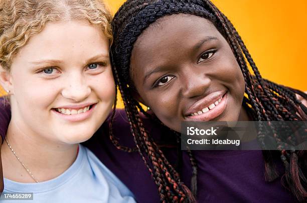 Dos Chicas Adolescentes Felices Sonriendo Foto de stock y más banco de imágenes de 14-15 años - 14-15 años, 12-13 años, Amistad