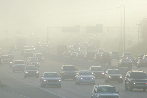 Coches en la hora pico en dirección a través de grosor Smog photo