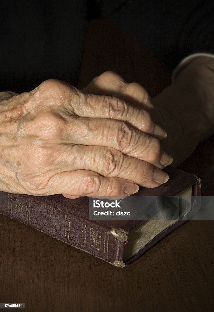 Alte Hände auf Book of faith - Lizenzfrei 80-89 Jahre Stock-Foto